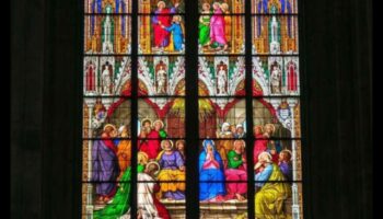 Βιτρώ Συμφωνία: Η ζωντανή παλέτα των παραθύρων του μεσαιωνικού καθεδρικού ναού