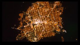 Φωτιστικά της πόλης που απεικονίζουν τη φωτισμένη όμορφη εμφάνιση των αστικών νυχτών 2 City Lights: Illustrating the Illuminated Beauty of Urban Nights